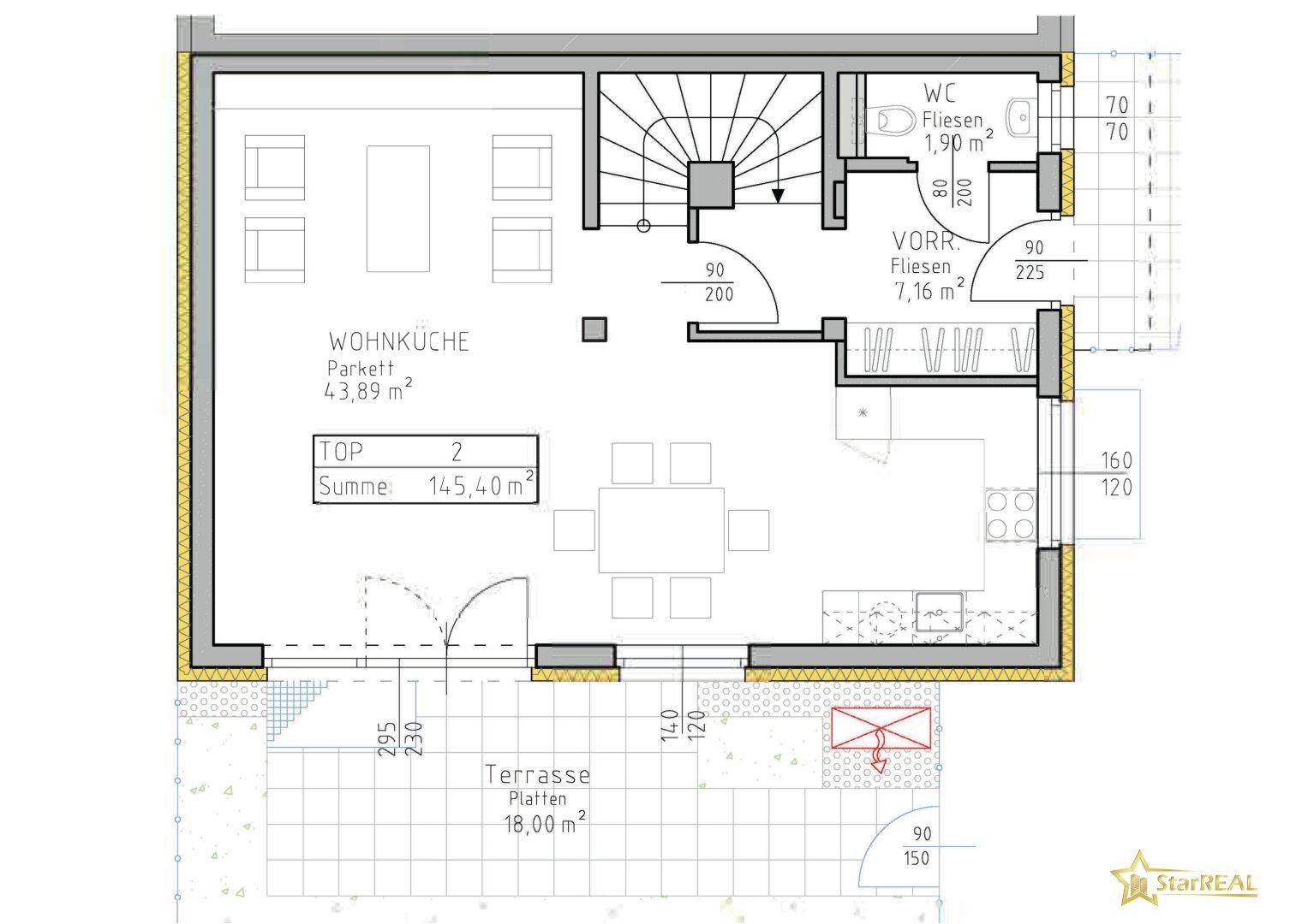 Grundriss des Erdgeschosses mit offener Wohnküche, Terrasse und Gäste-WC.