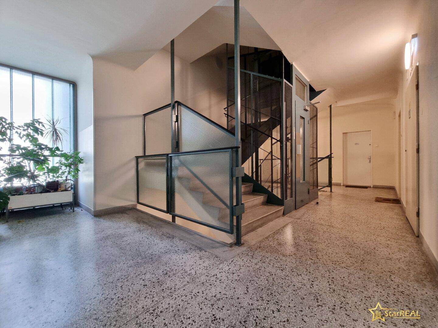Stiegenhaus/Lift