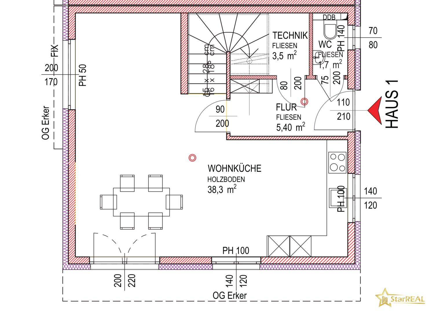 Grundriss des Erdgeschosses mit offener Wohnküche, Treppe und Gäste-WC.