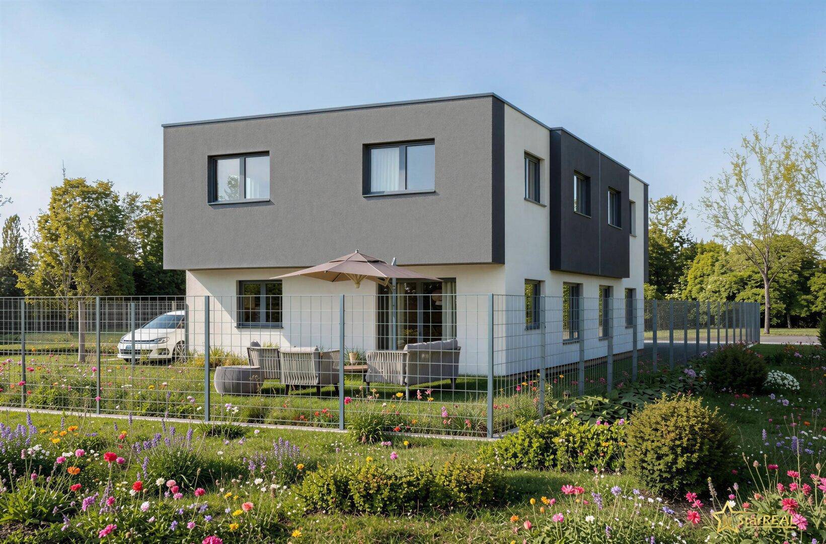 Rückansicht des modernen Hauses mit blühenden Blumenbeeten und einem einladenden Sitzbereich im Garten.