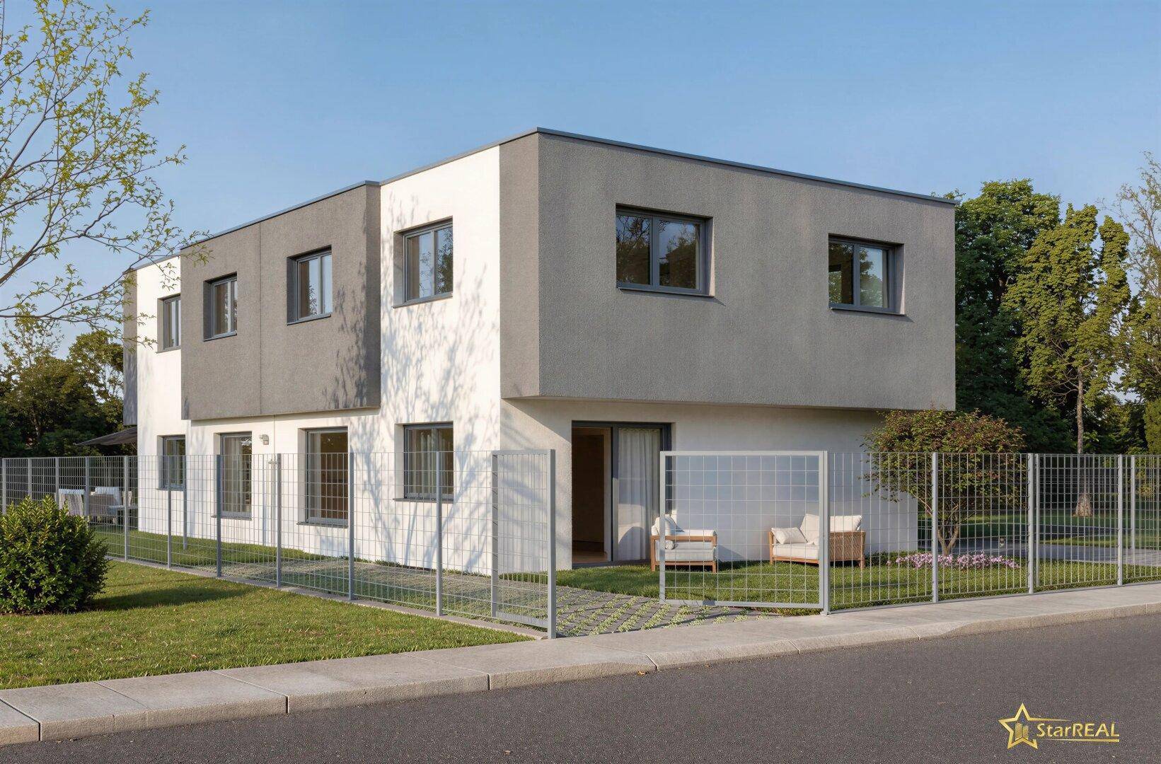 Vorderansicht des modernen Hauses mit klaren Linien und kleinem Vorgarten zur Straße hin.