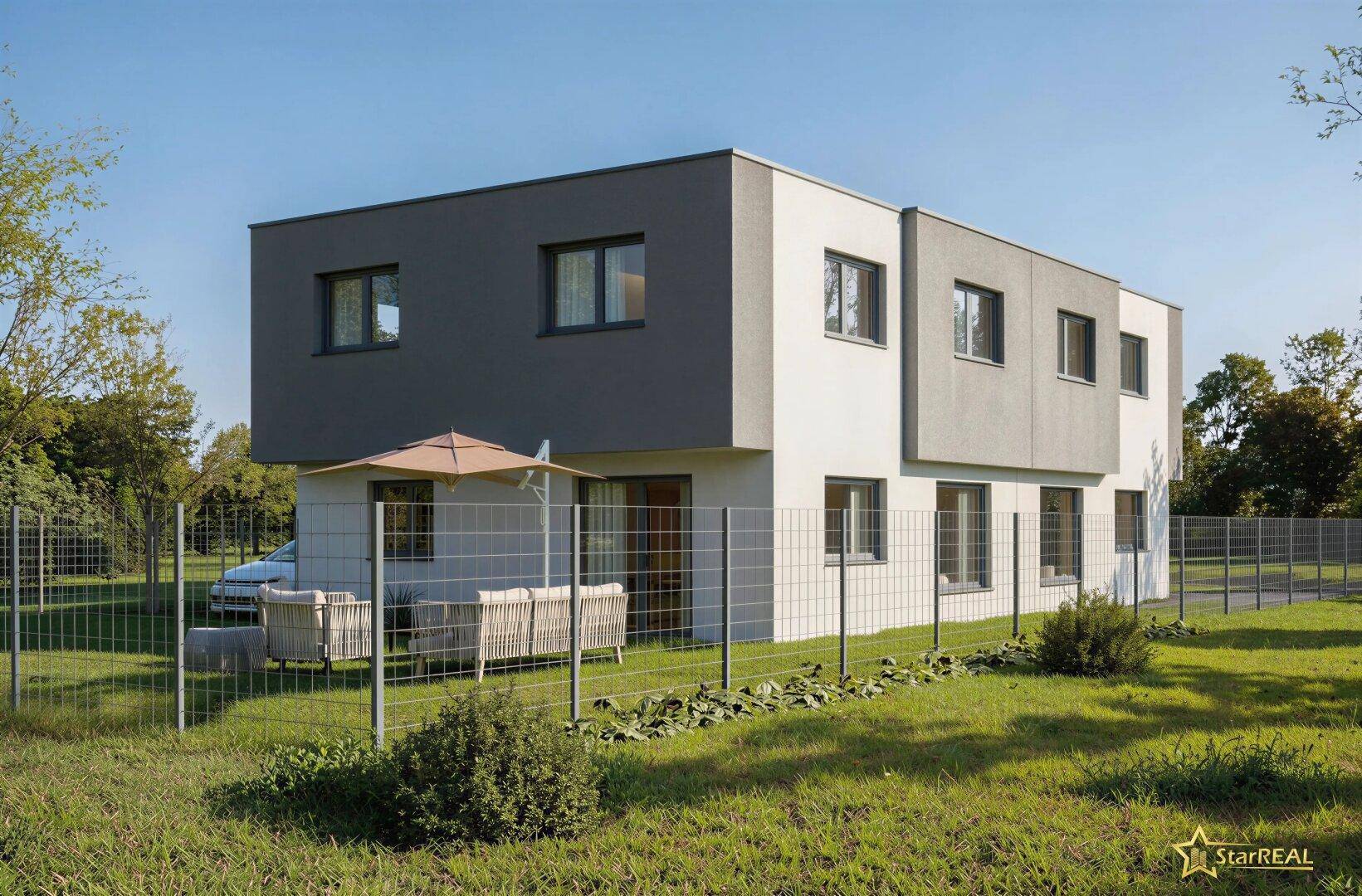 Seitenansicht des modernen Hauses mit weitläufigem Garten und gemütlichem Sitzbereich unter einem Sonnenschirm.