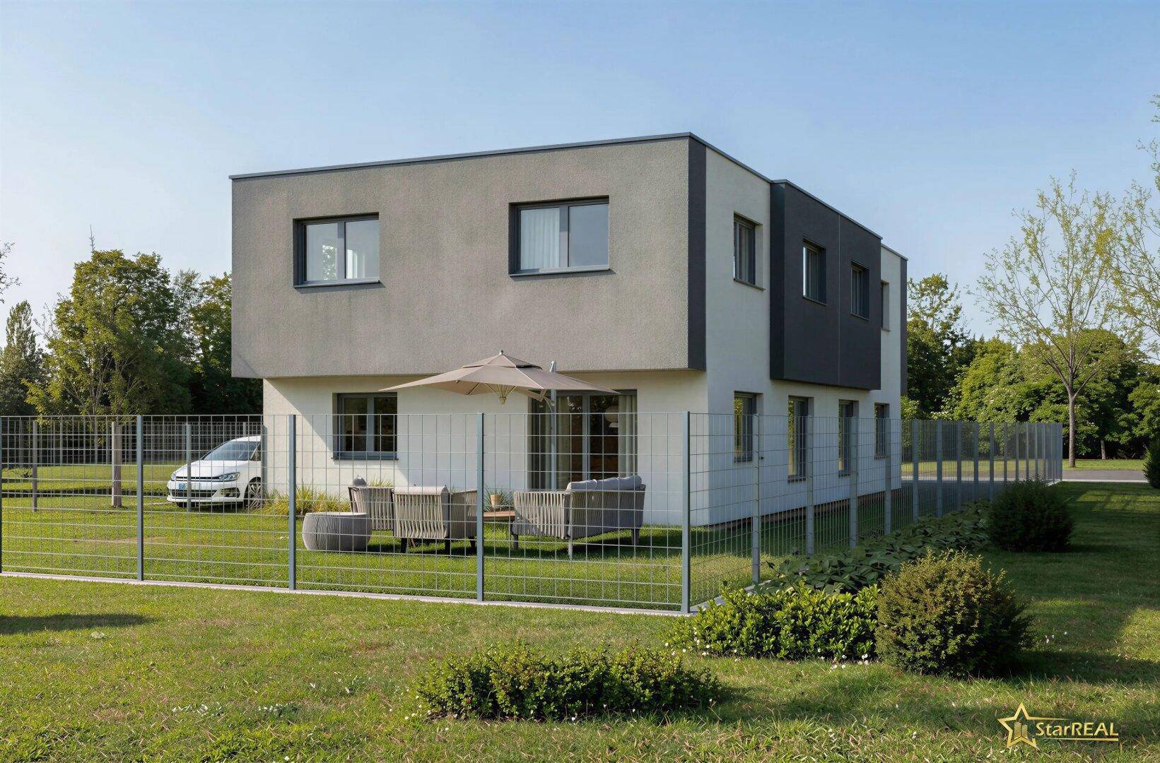 Rückansicht des modernen Hauses mit großzügigem Garten und einladendem Sitzbereich im Freien.