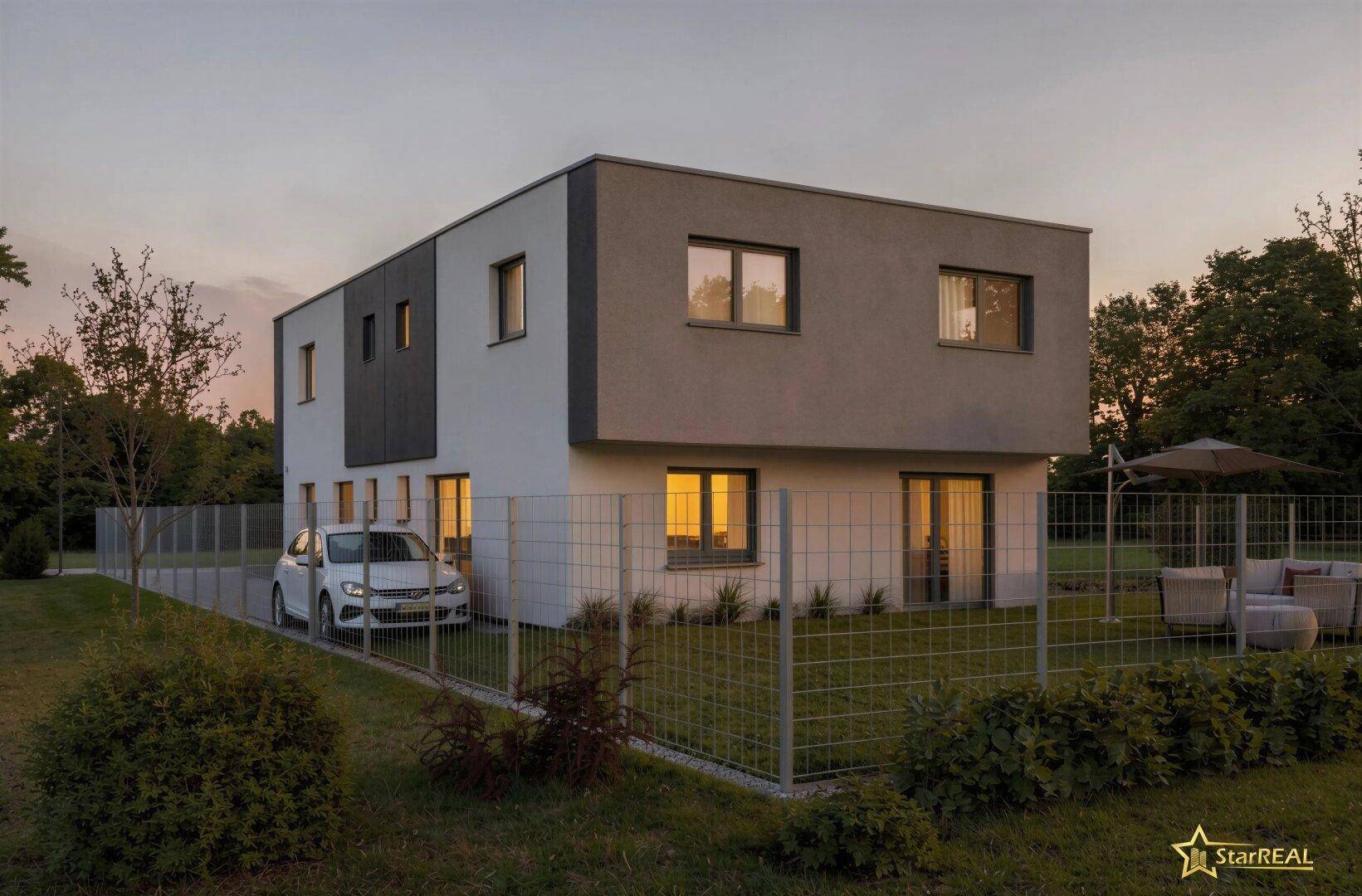 Abendliche Perspektive des modernen Hauses mit beleuchtetem Garten und einladendem Sitzbereich im Freien.