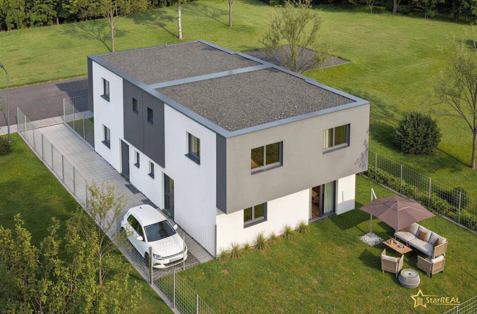 Luftaufnahme des modernen Hauses mit Flachdach, Gartenbereich und Stellplatz für ein Fahrzeug.