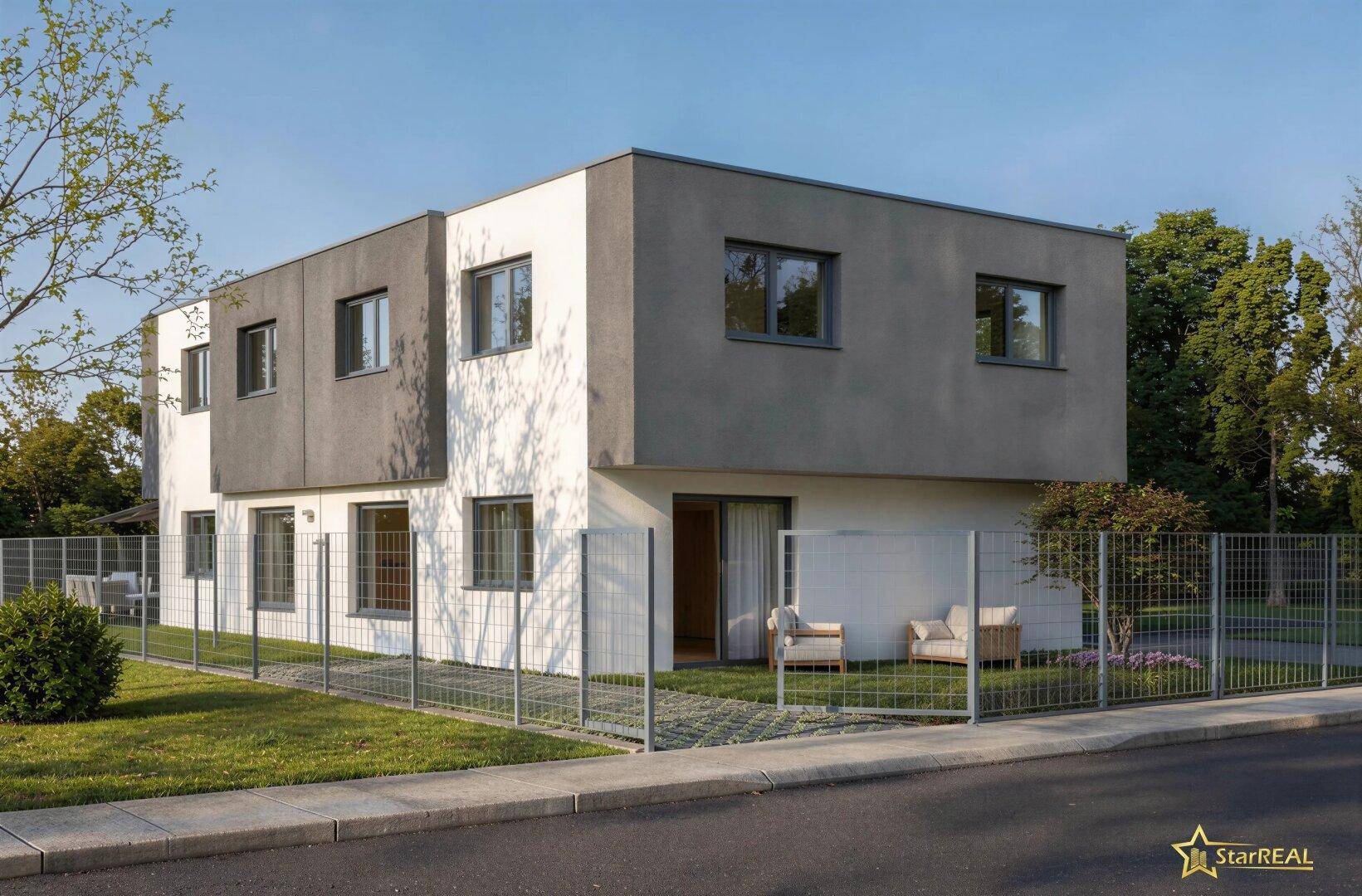 Vorderansicht des modernen Hauses mit klaren Linien und kleinem Vorgarten zur Straße hin.