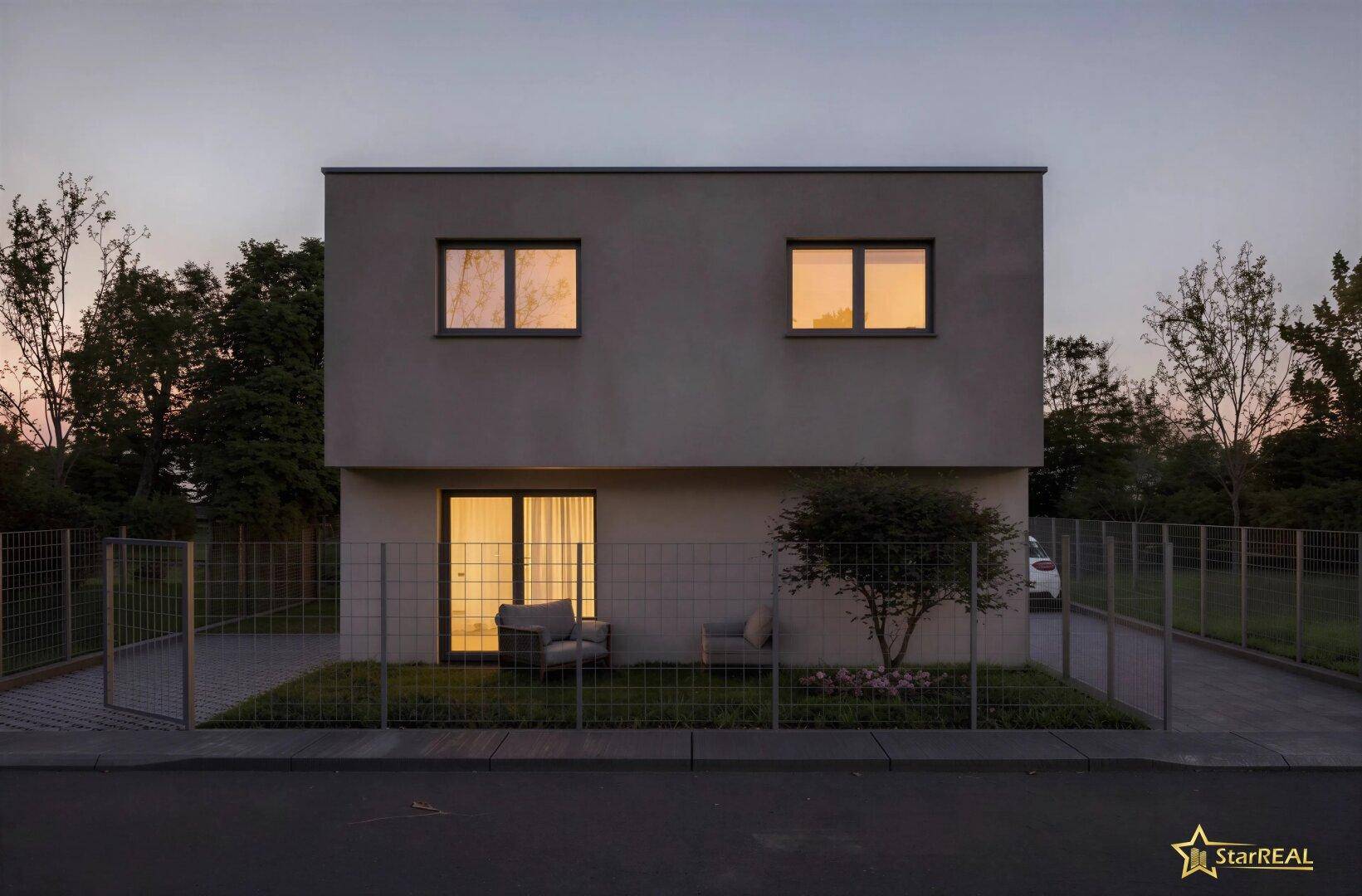 Abendliche Ansicht des modernen Hauses von der Straße, mit beleuchteten Innenräumen und Vorgarten.