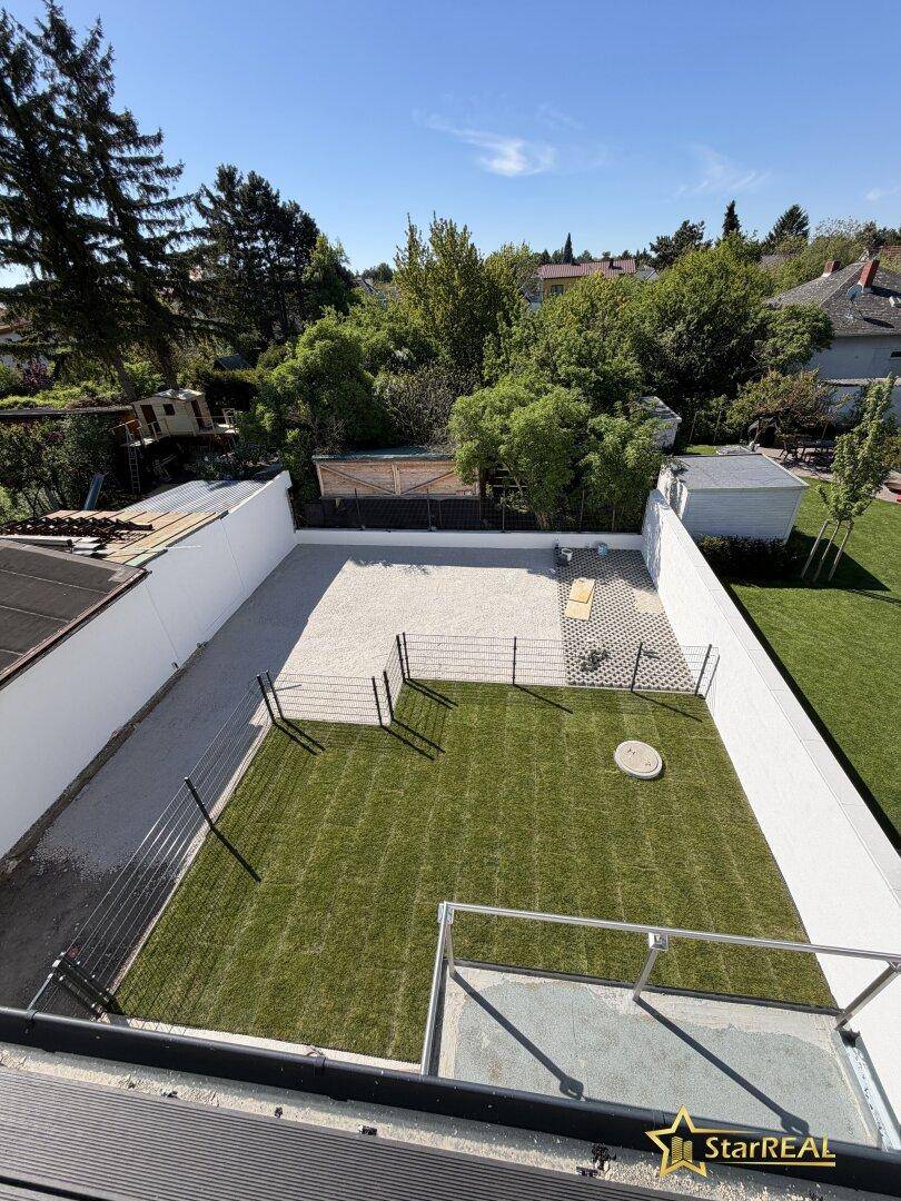 Überblick über den Gartenbereich und die angrenzenden Grundstücke aus erhöhter Position.