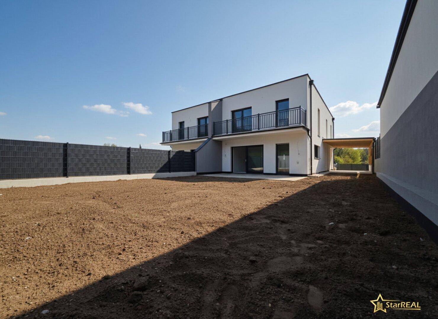 Rückansicht eines modernen Doppelhauses mit Balkonen und ungestaltetem Gartenbereich.