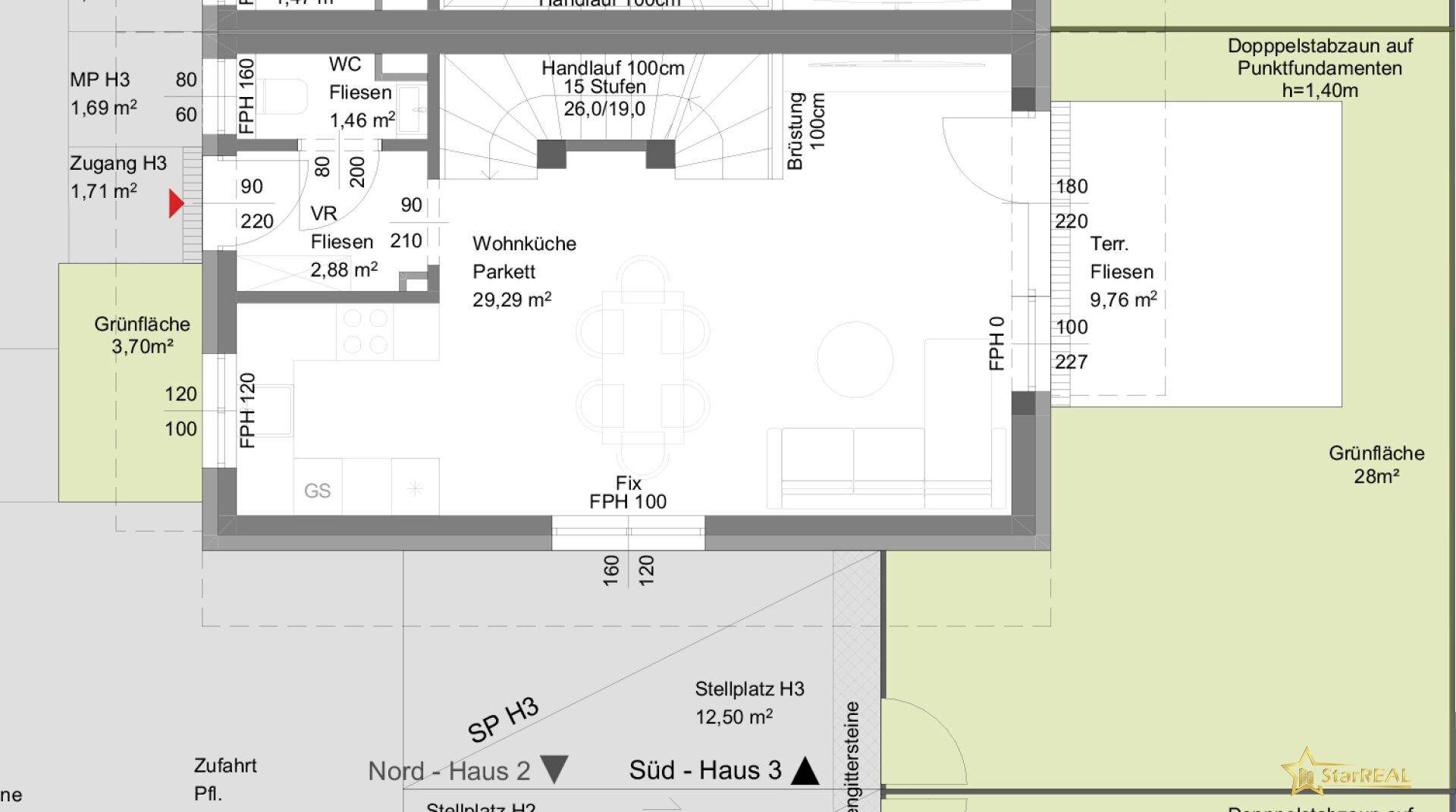 Grundriss des Erdgeschosses mit offener Wohnküche, WC, Terrasse und Zugang zum Garten.