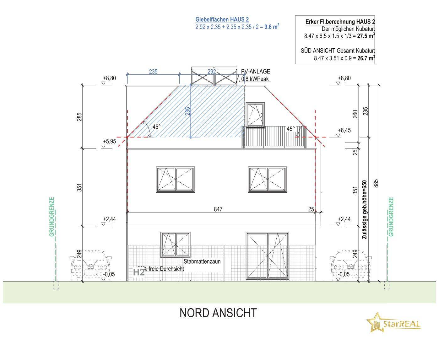 Nordansicht des Gebäudes mit Photovoltaikanlage und modernen Fenstern.