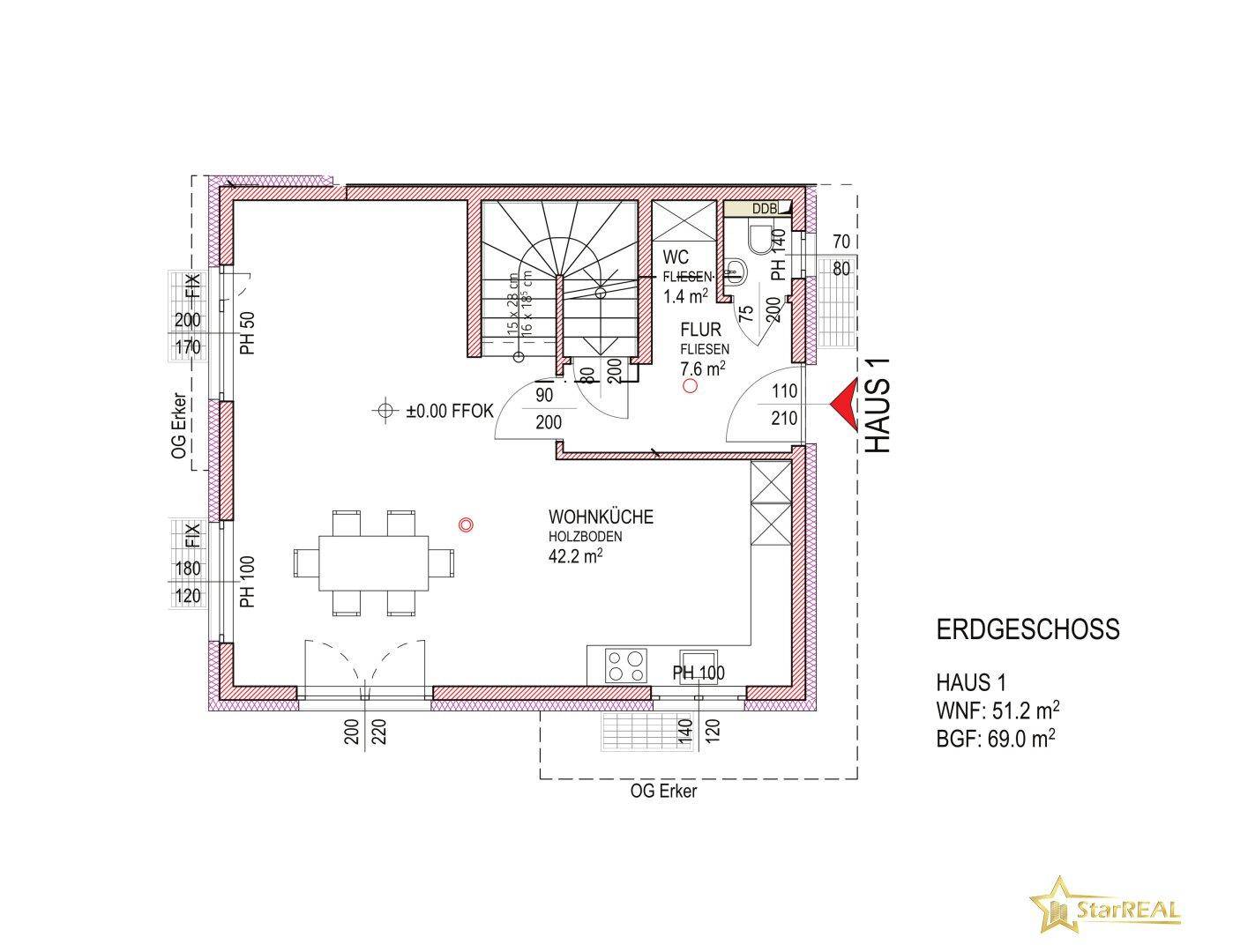 Detaillierter Grundriss des Erdgeschosses von Haus 1 mit offener Wohnküche und WC.
