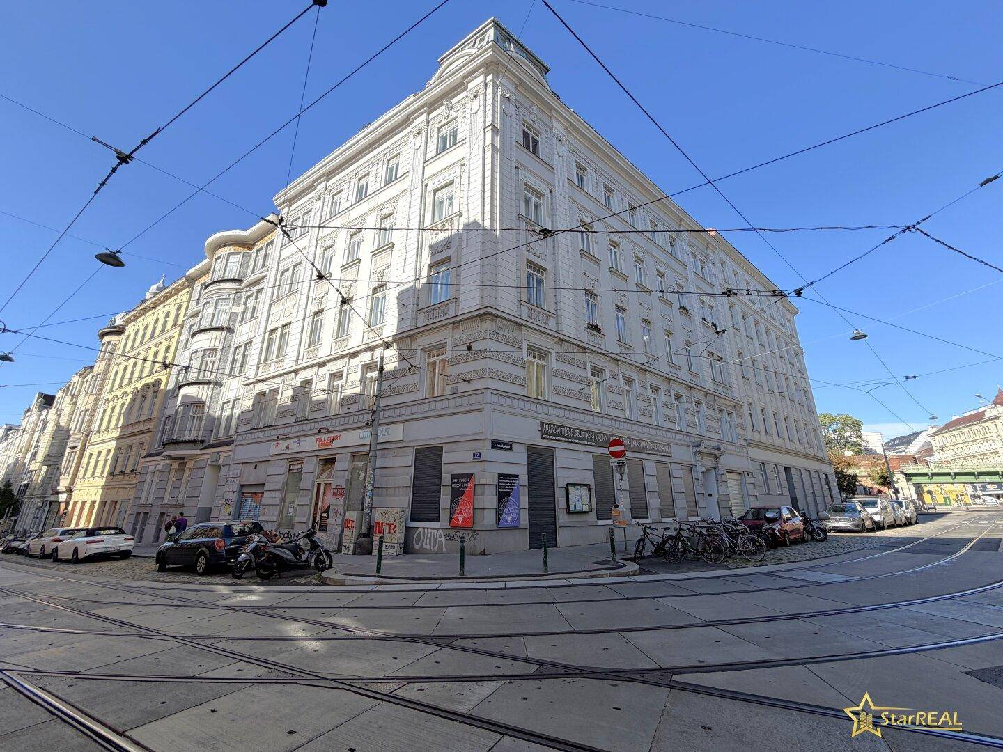 Prächtiges Eckgebäude mit klassischer Architektur und vielen Fenstern in der Stadt, gut erhalten.
