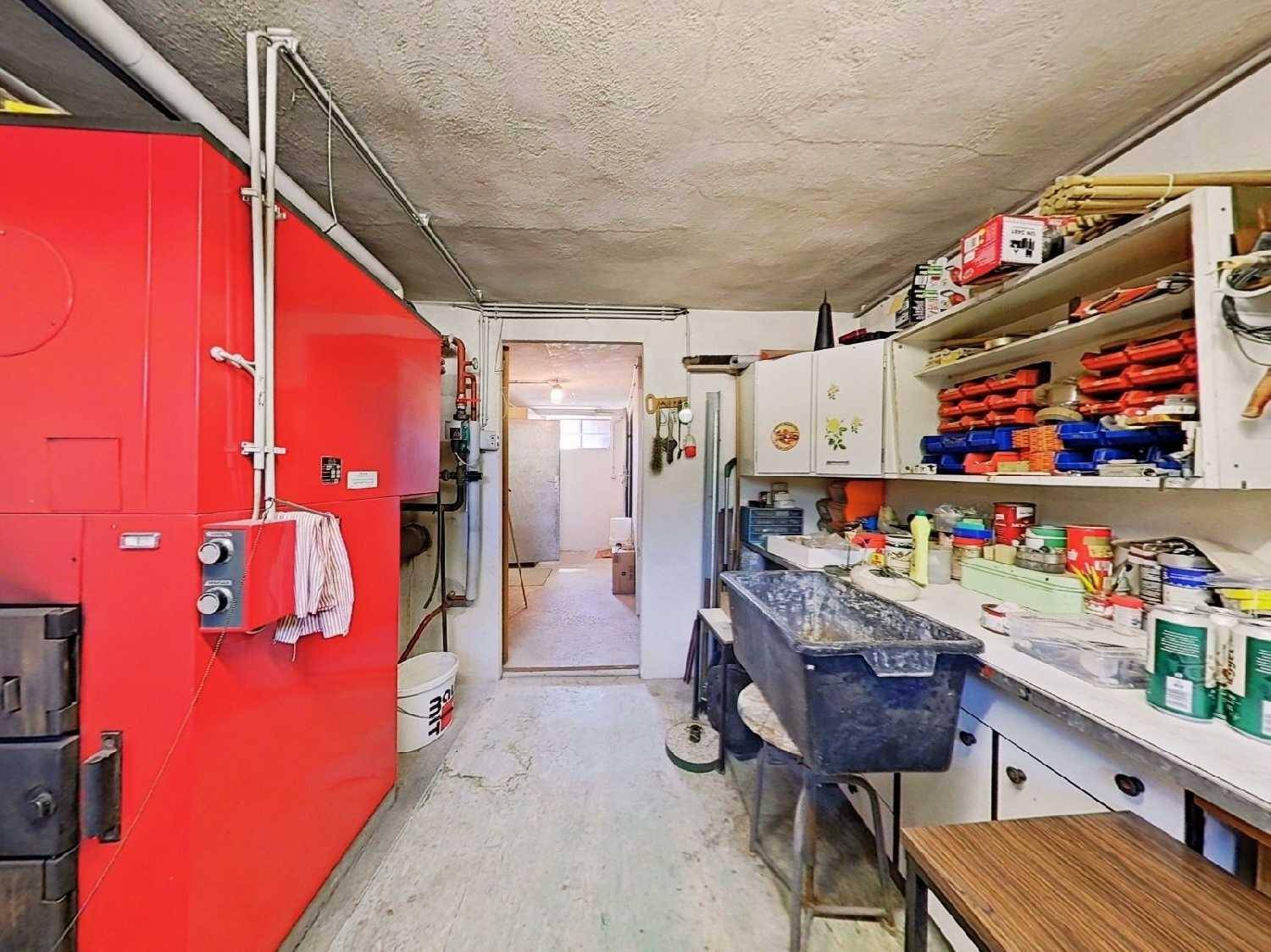 Kellerraum mit Heizkessel und Regalen für Lagerung, ideal als Hauswirtschaftsraum.