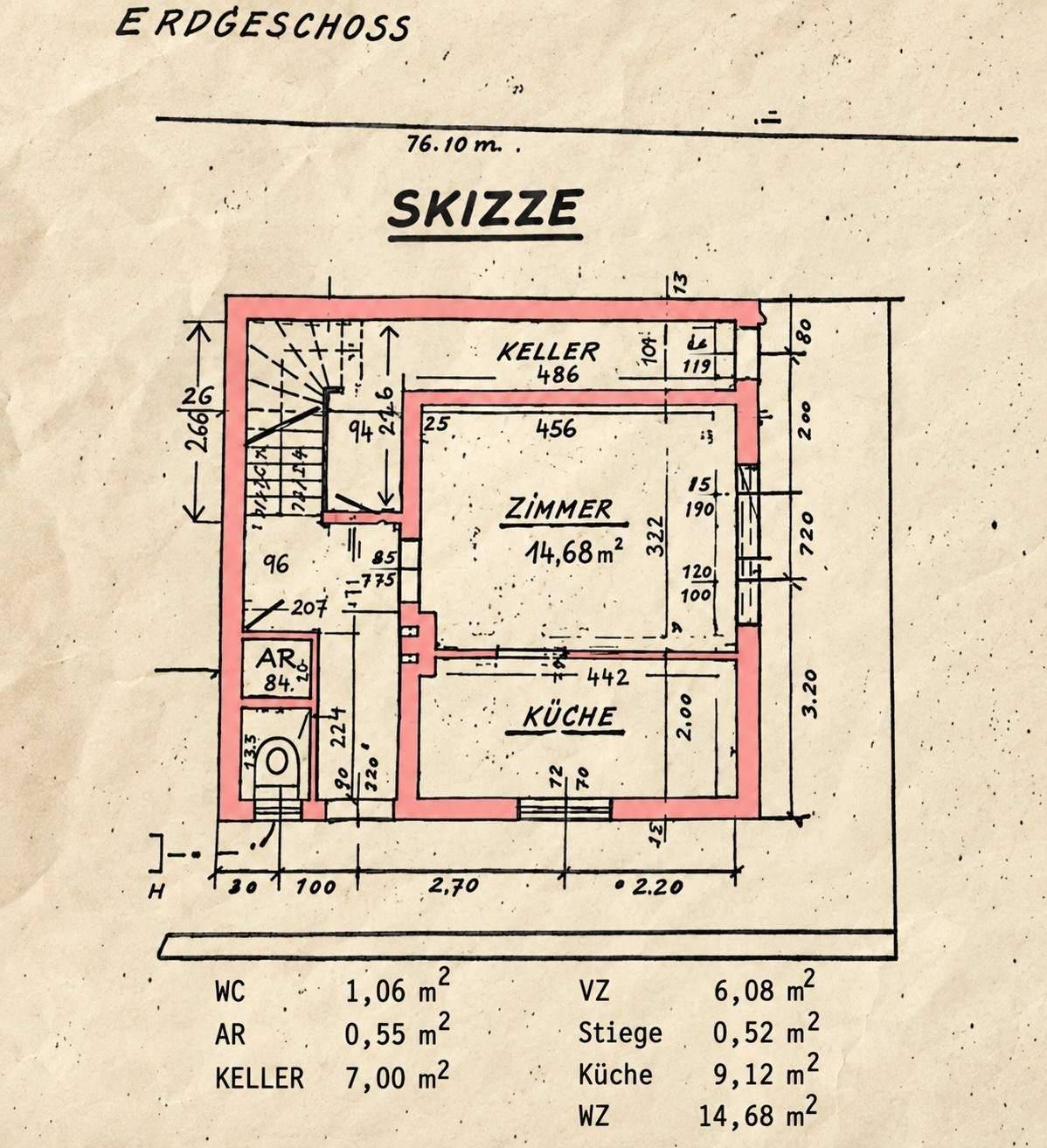 Historischer Grundriss des Erdgeschosses mit Zimmer, Küche, WC und Abstellraum.