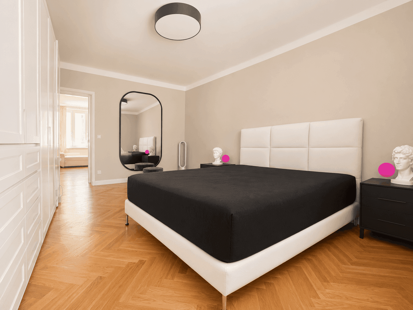 Modernes Schlafzimmer mit großem Bett, stilvollem Spiegel und praktischen Einbauschränken.