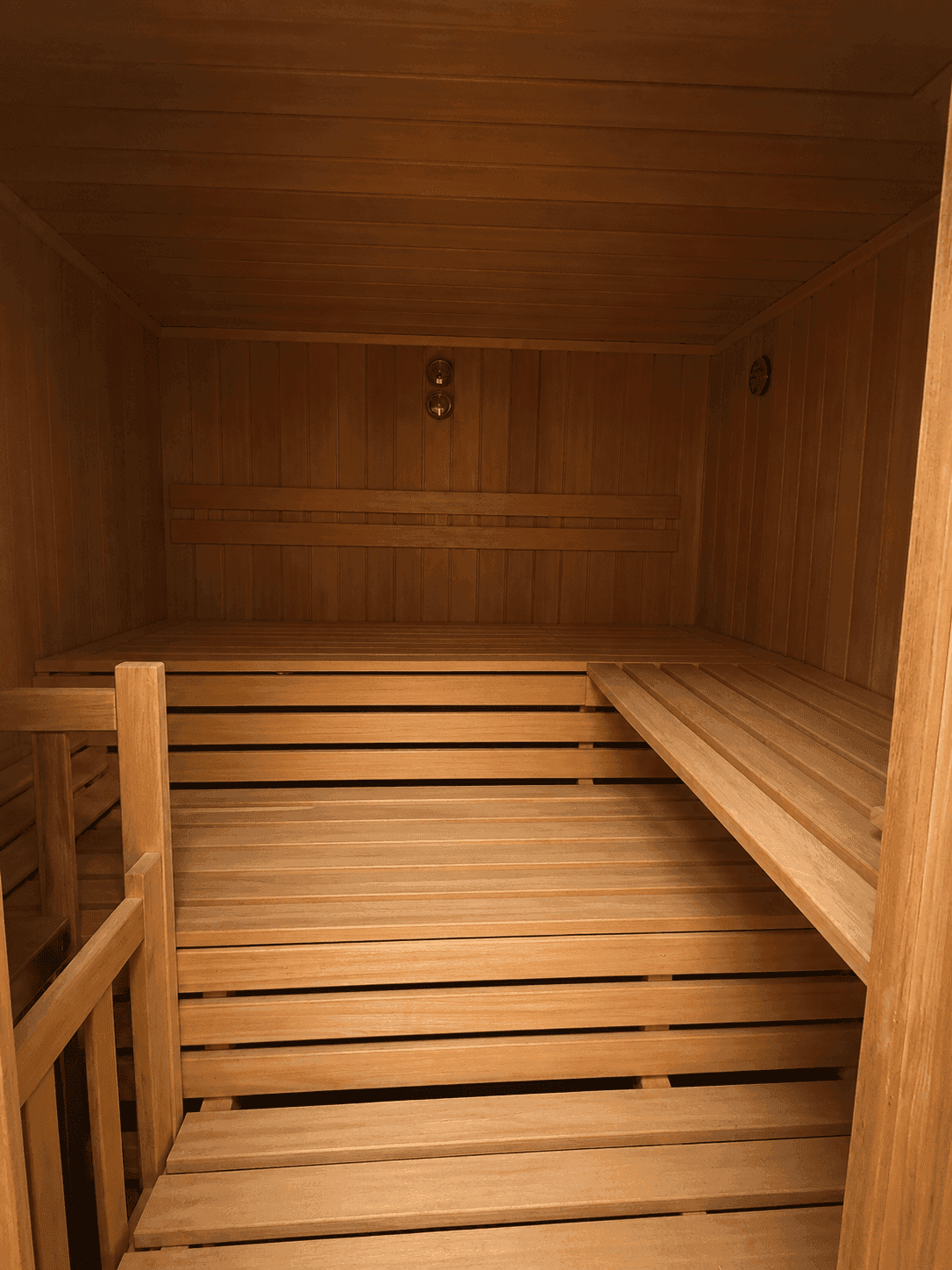 Traditionelle Holzsauna mit mehreren Sitzbänken für entspannende Wellnessmomente.