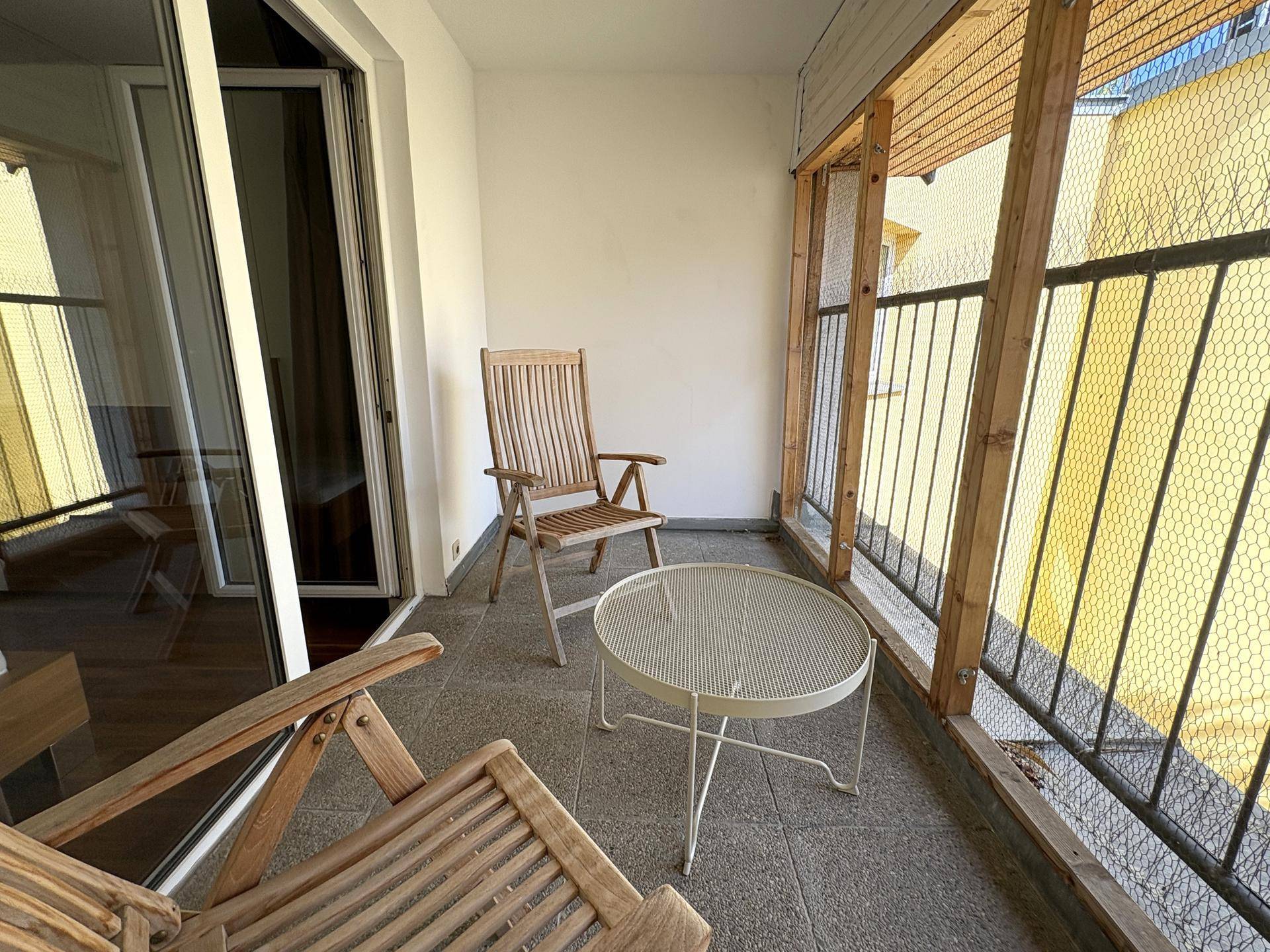 Gemütlicher Balkon mit Sitzgelegenheiten und Blick auf die Umgebung, ideal zum Entspannen.