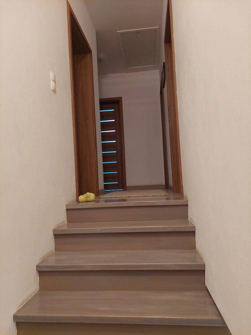 Treppenaufgang mit Holzstufen und Blick auf die obere Etage.
