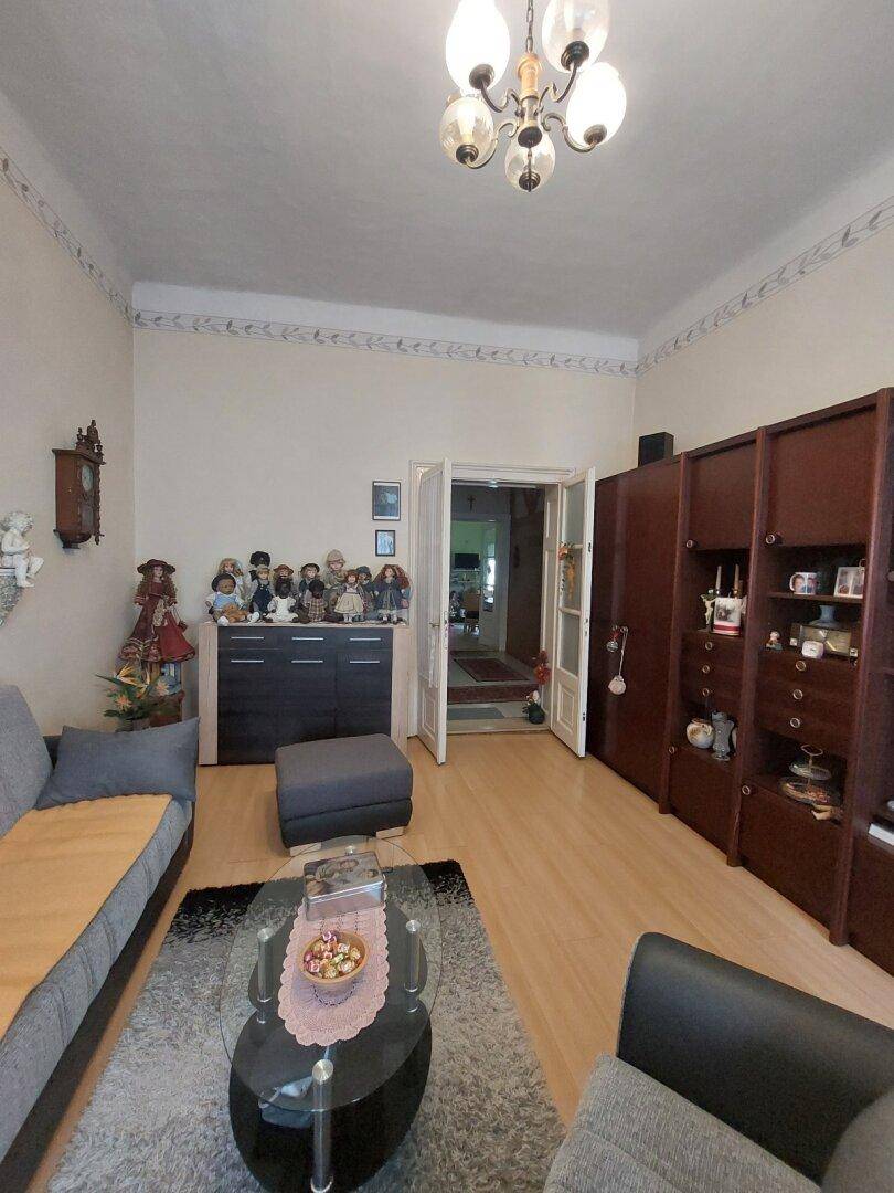 Helles Wohnzimmer mit Holzfußboden, bequemen Sofas und einem dekorativen Couchtisch.