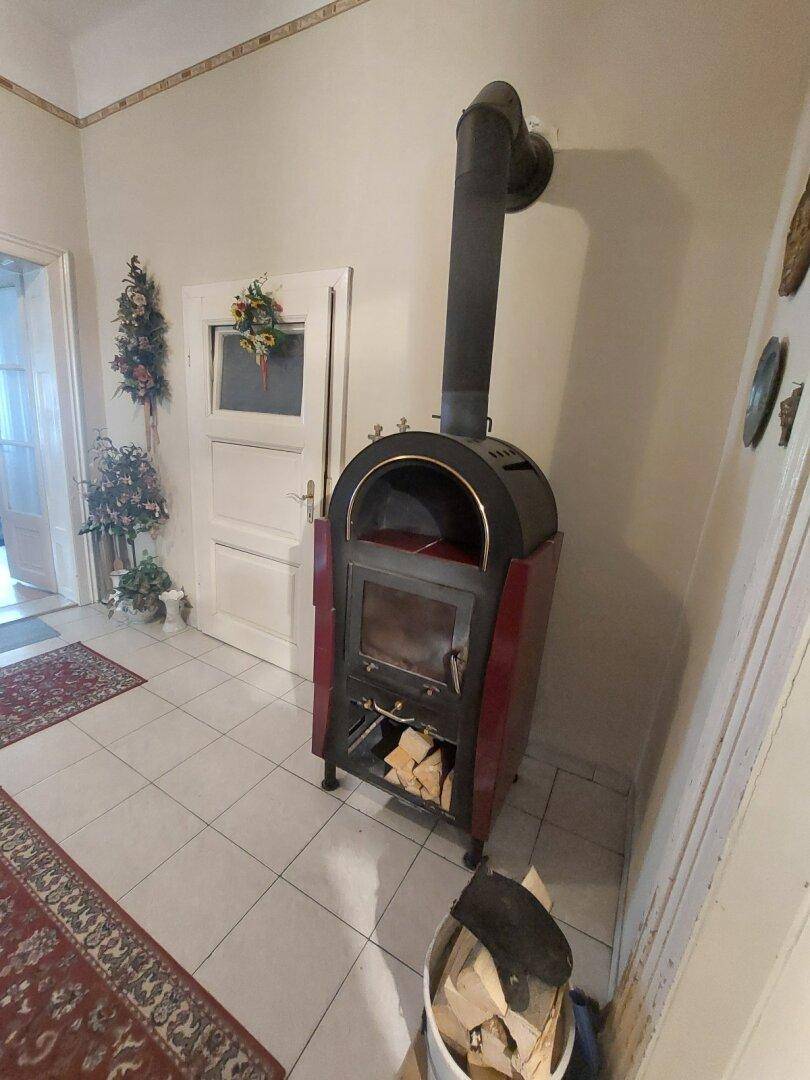 Flur mit einem modernen Holzofen, der Wärme und Gemütlichkeit in den Eingangsbereich bringt.