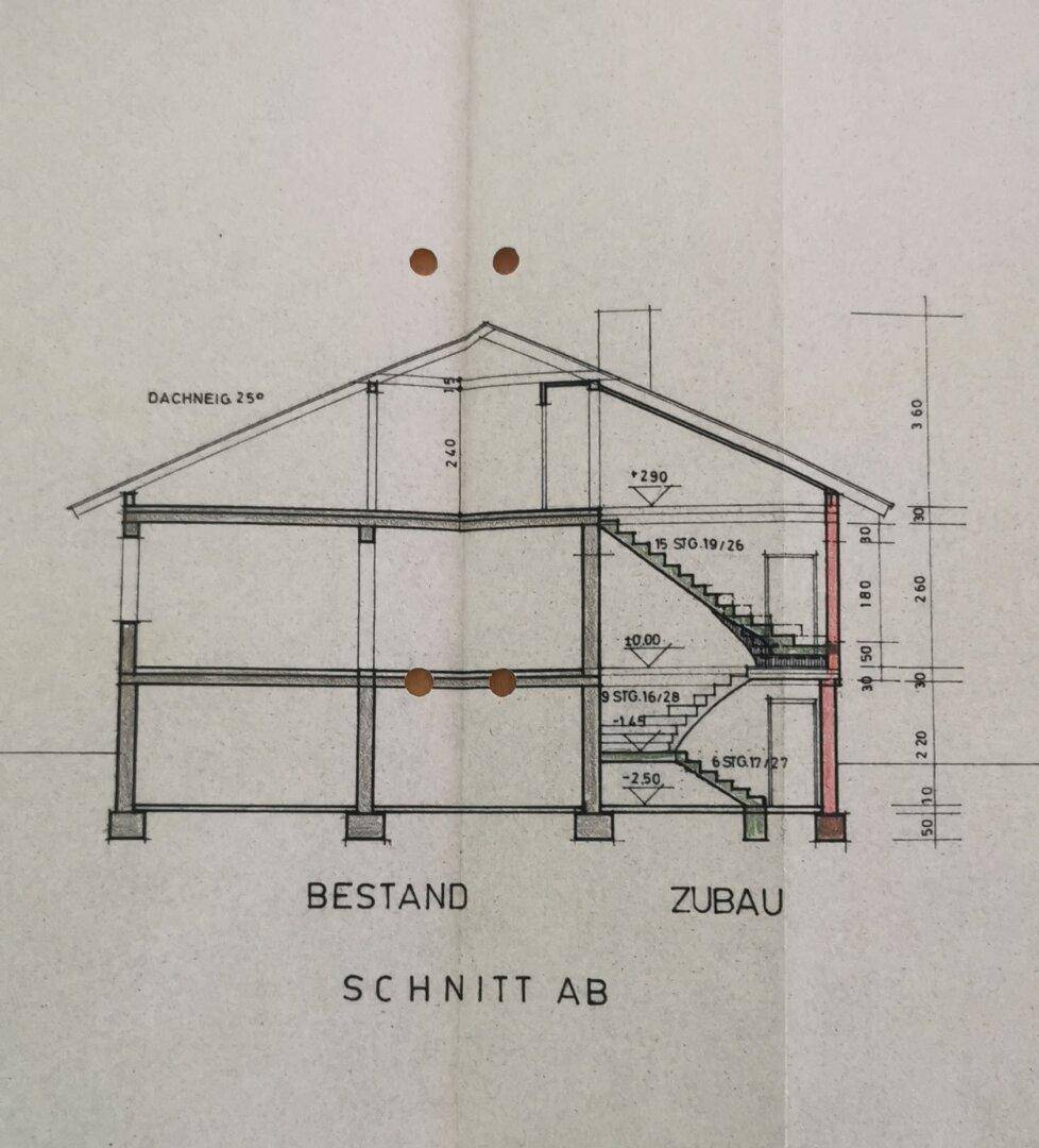 Schnittzeichnung des Gebäudes mit Darstellung der Geschosse und Dachneigung von 25 Grad.