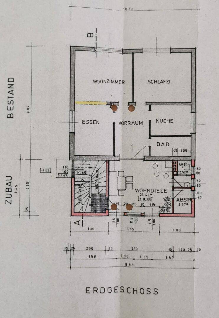 Grundriss des Erdgeschosses mit Wohnzimmer, Küche, Bad und WC.