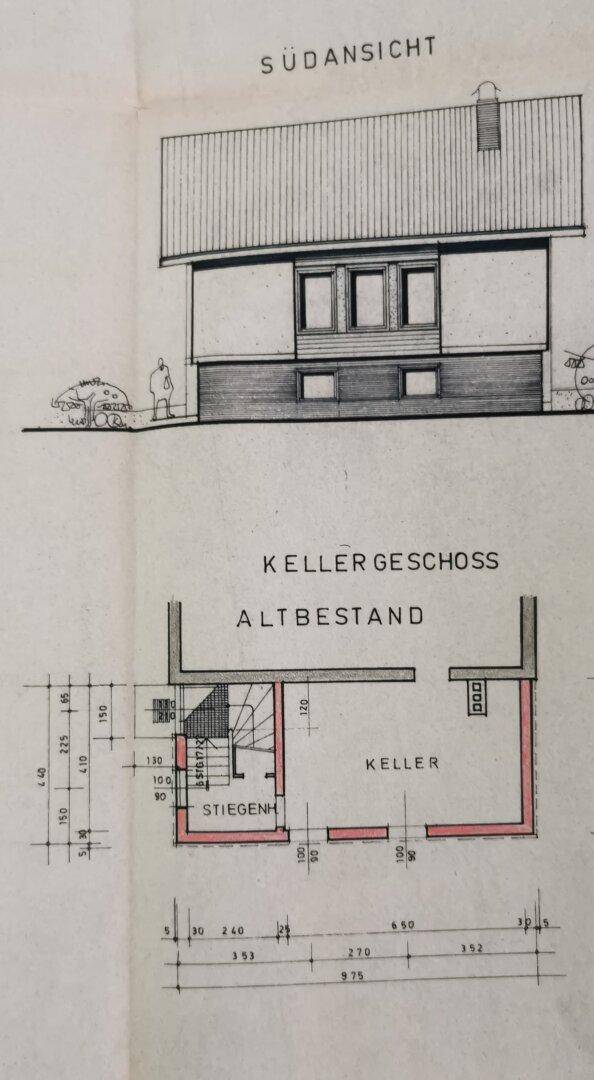 Grundriss des Kellergeschosses eines Altbaus mit Südansicht des Gebäudes und Treppenhaus.