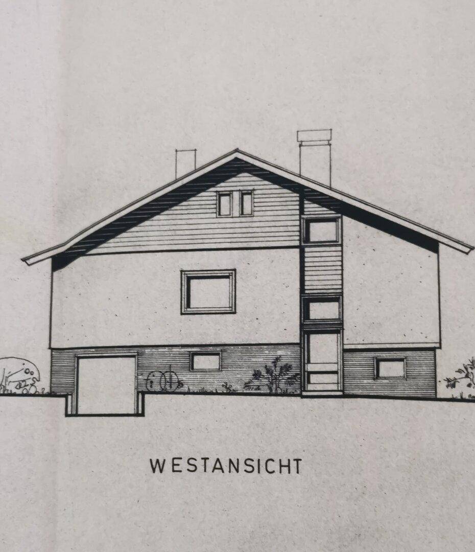 Architektonische Zeichnung der Westansicht des Hauses mit Garage und Fenstern.