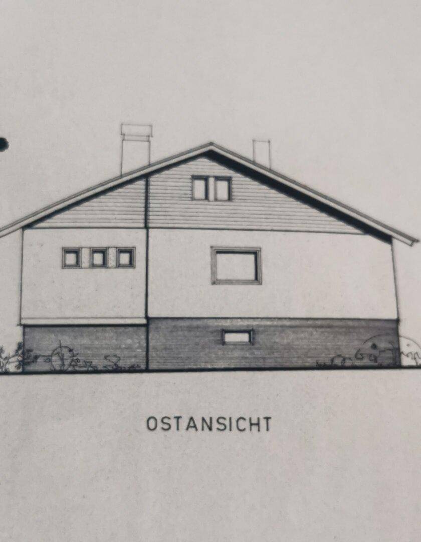 Architektonische Zeichnung der Ostansicht des Hauses mit Fenstern und Dachform.