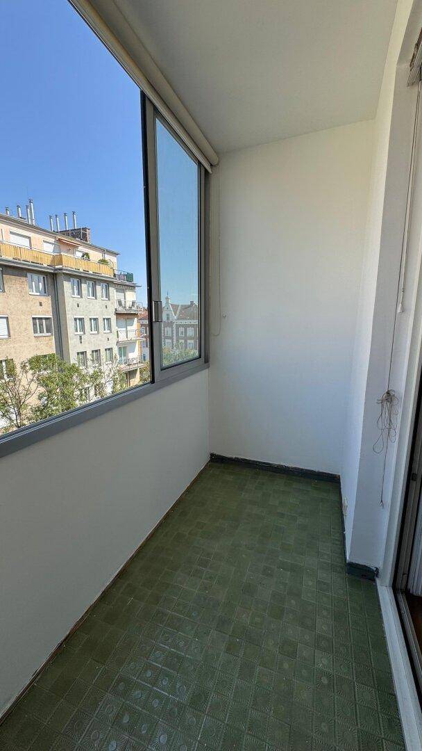 Verglaster Balkon mit weitem Blick auf die Stadt und viel Tageslicht.