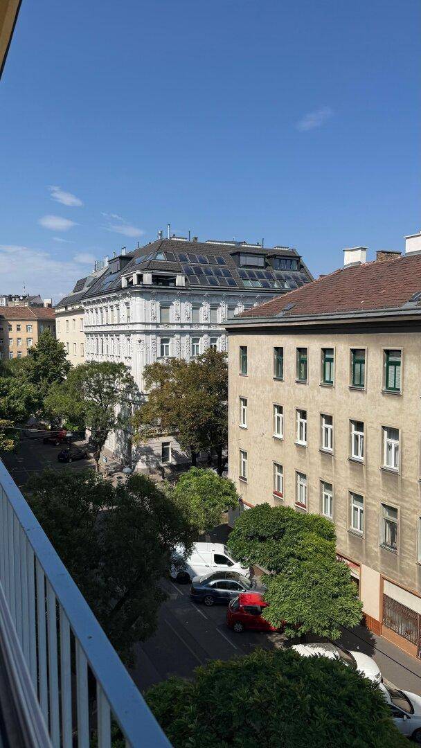 Blick vom Balkon auf die umliegenden Gebäude und die Stadtlandschaft.