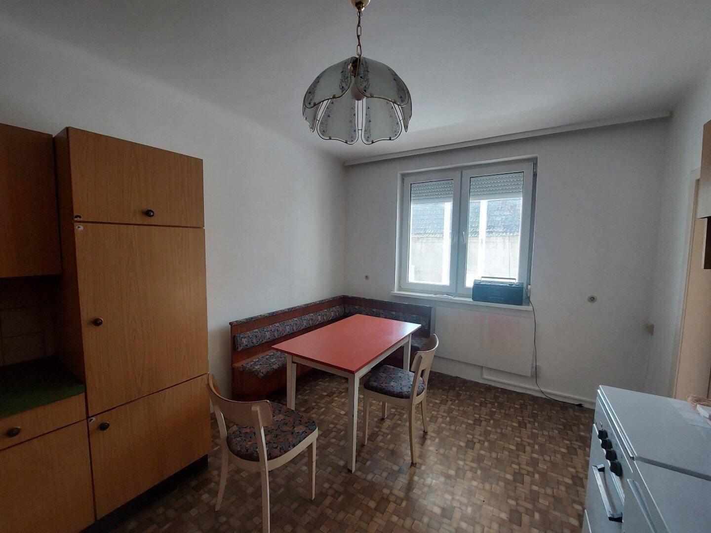 Essbereich in der Küche mit Eckbank, Tisch und Stühlen, ideal für Familienmahlzeiten.