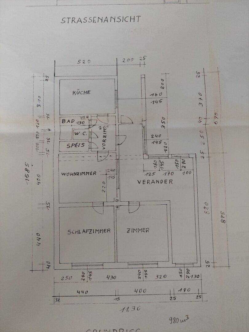 Handgezeichneter Grundriss mit Raumaufteilung für Küche, Bad, Wohn- und Schlafzimmer.