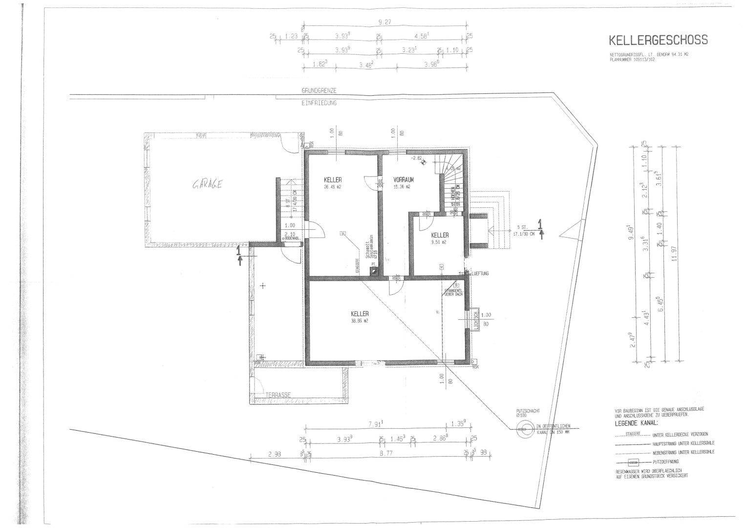 Detaillierter Grundriss des Kellergeschosses mit genauen Maßen und Raumaufteilung.