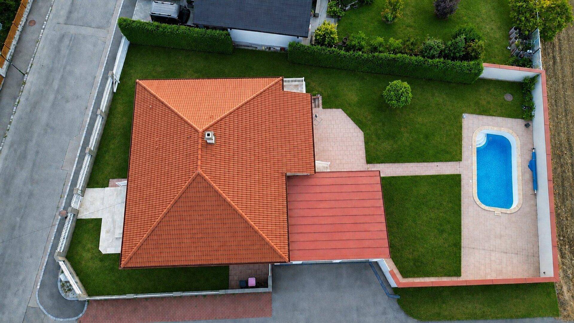 Luftaufnahme des Hauses mit Garten, Pool und gepflegter Außenanlage.
