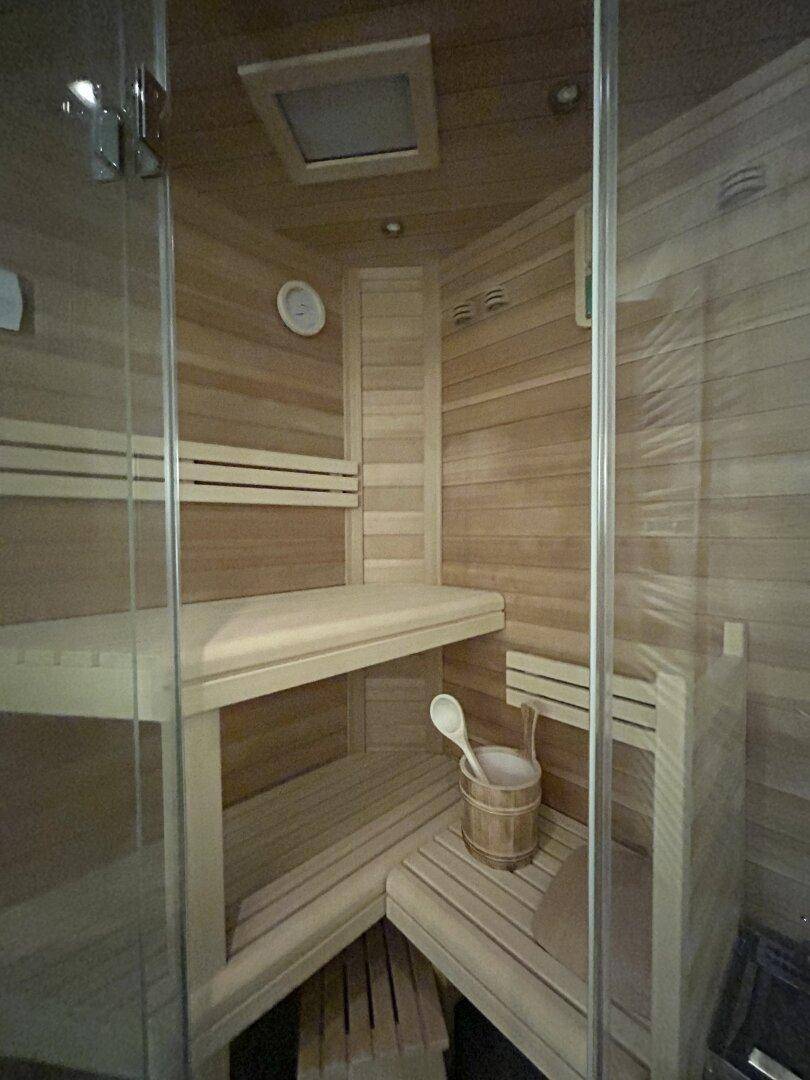 Bad: Dusche + Sauna + WC + Waschmaschinenanschluss