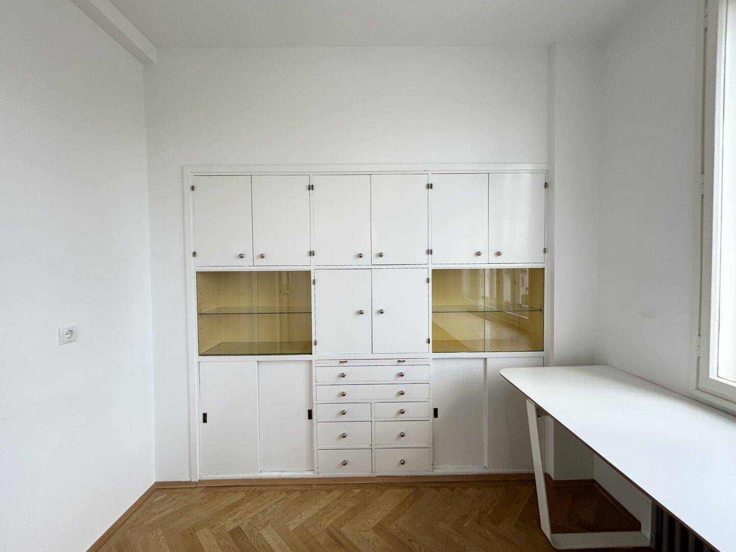 Zimmer 3_der Wandschrank ist noch Originalbestand aus 1932