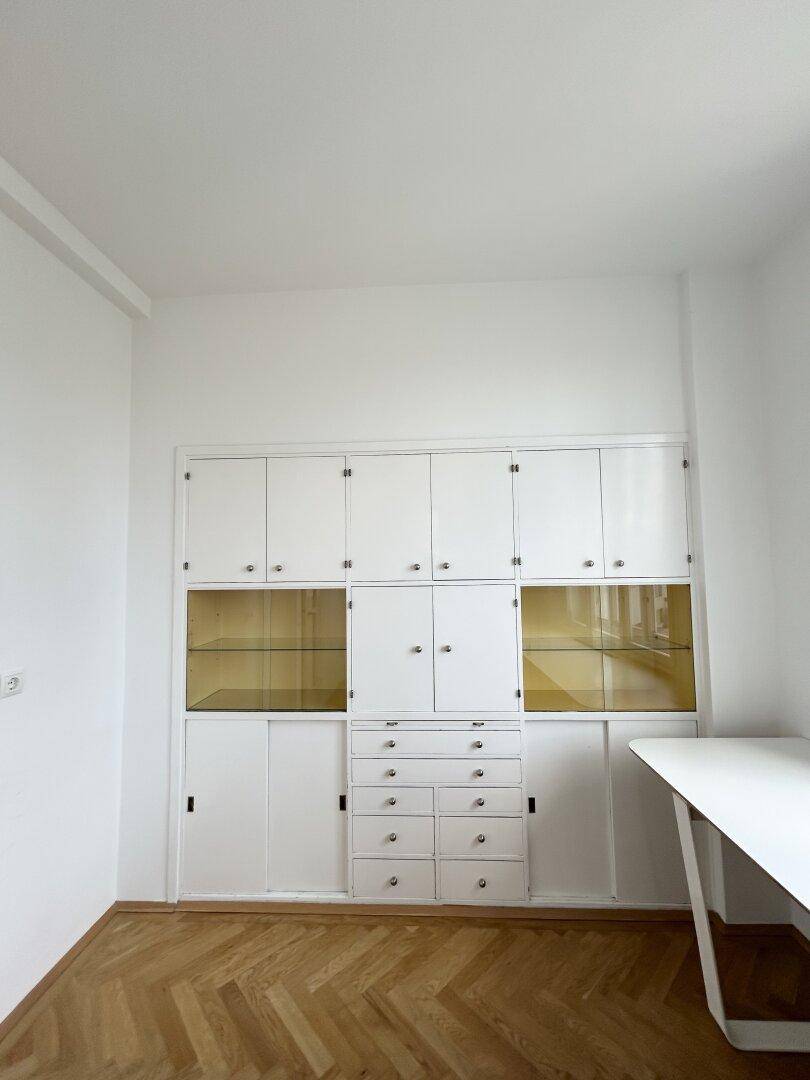 Zimmer 3_der Wandschrank ist noch Originalbestand aus 1932