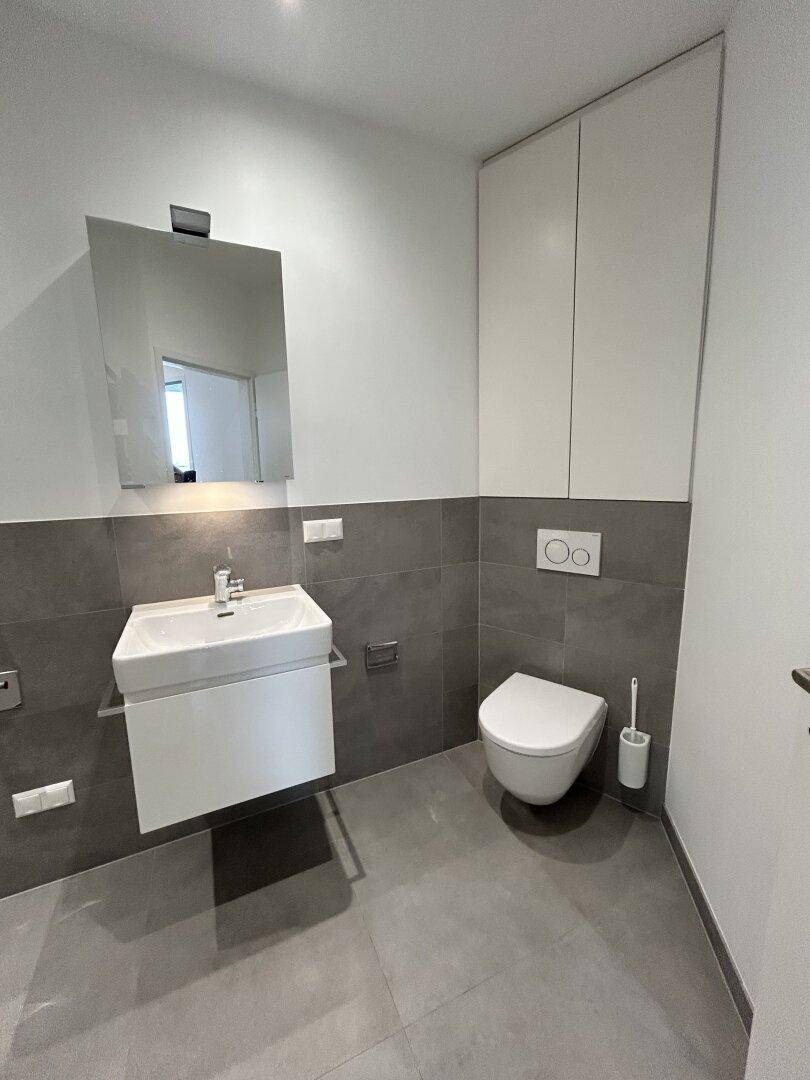 Bad: Dusche + WC + Waschmaschinenanschluss