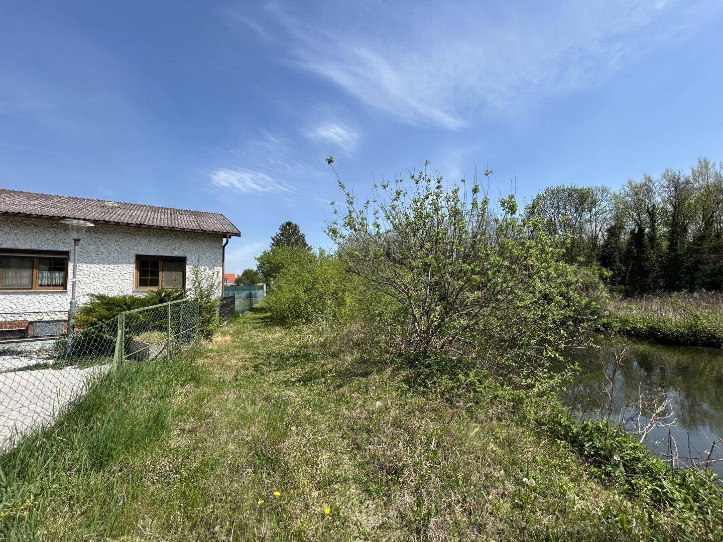 Blick zum Haus + zum Werkskanal