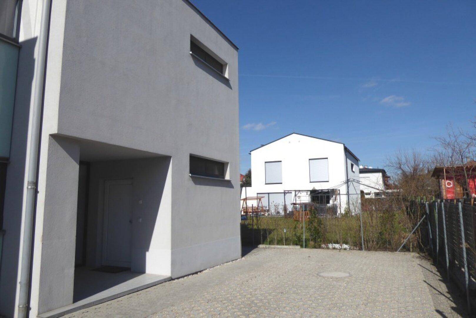 Hausansicht + Autoabstellplatz