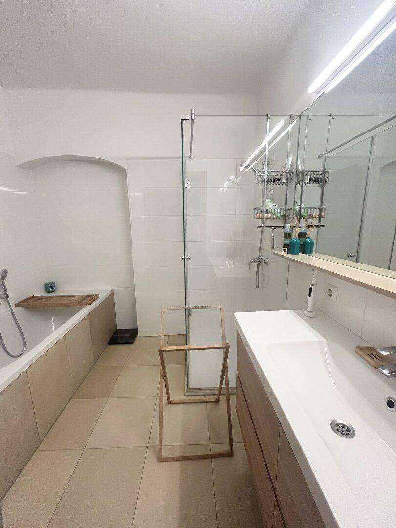 Bad: Wanne + Dusche