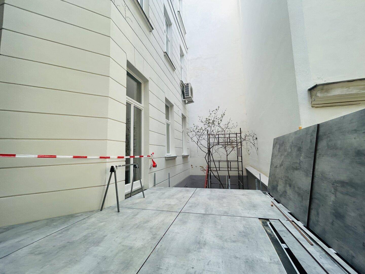 Terrasse mit Abgang zum Garten