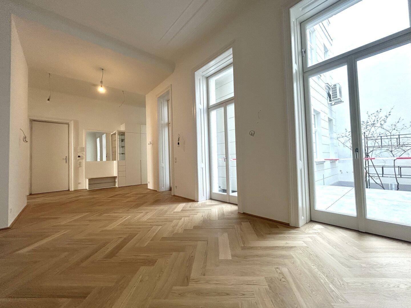 Esszimmer (Nr. 8, siehe Legende) mit Ausgang auf die Terrasse