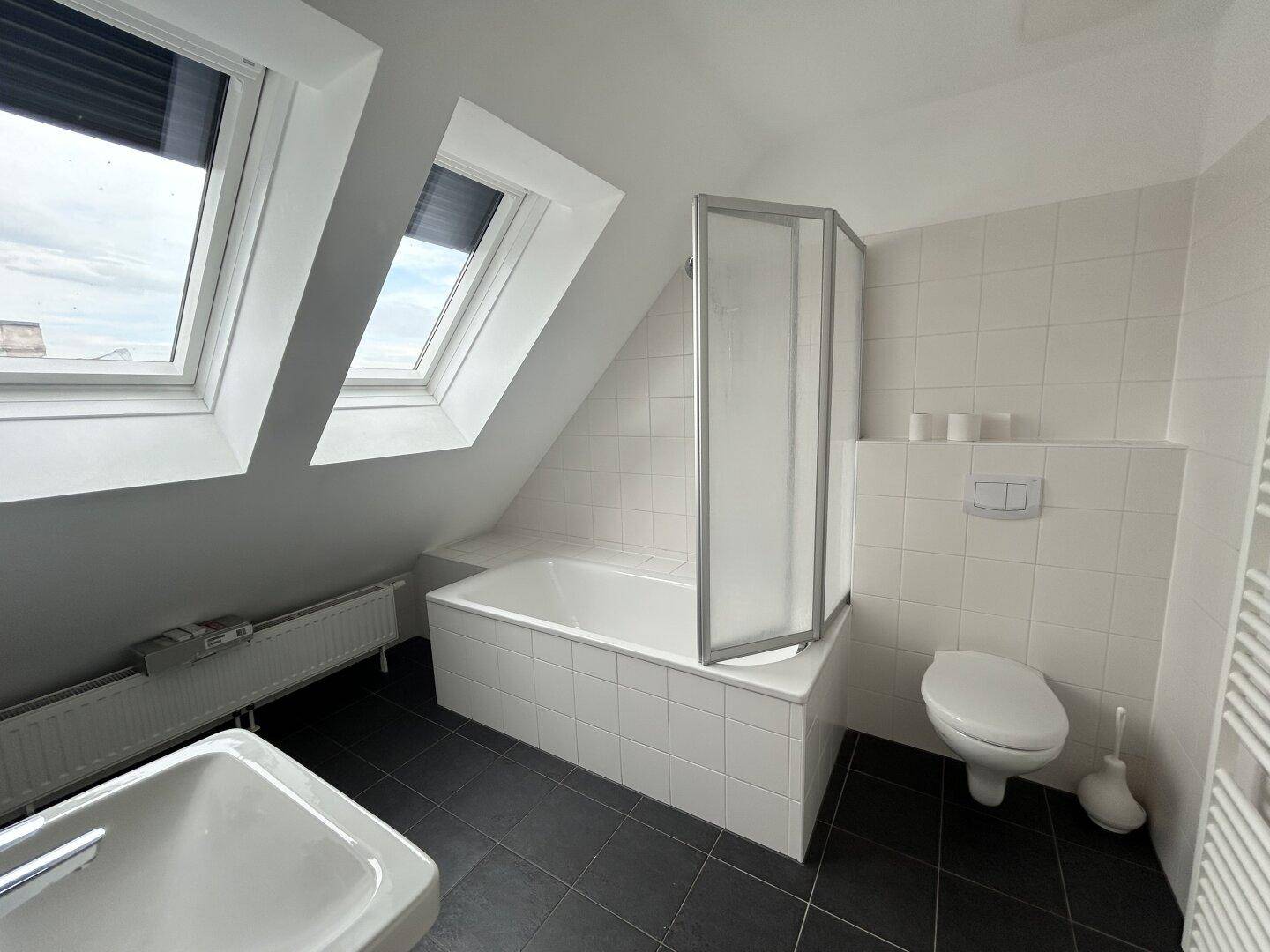 Obere Ebene: Wanne + WC