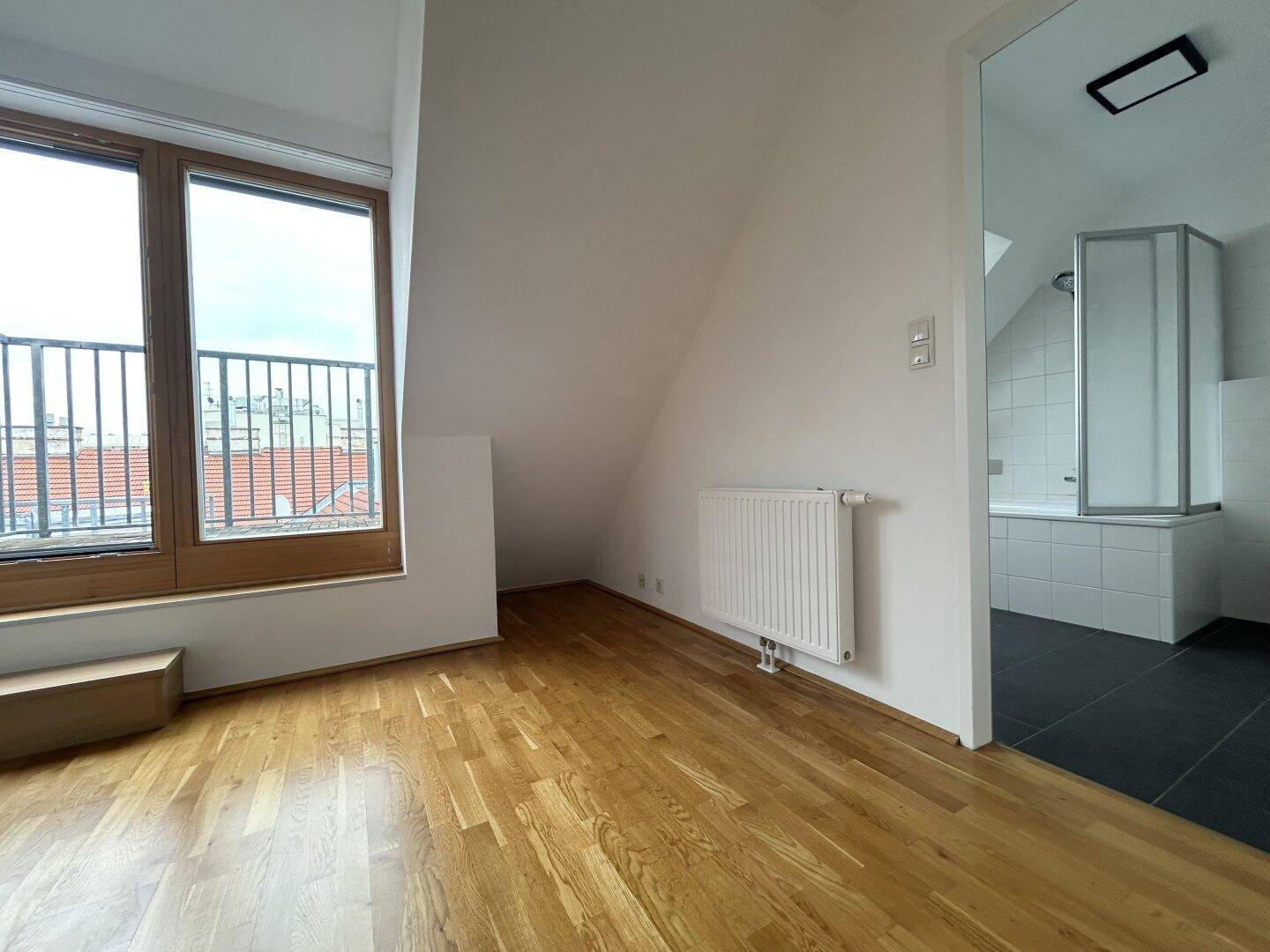 Obere Ebene: Zimmer mit dem Ausgang zum Balkon