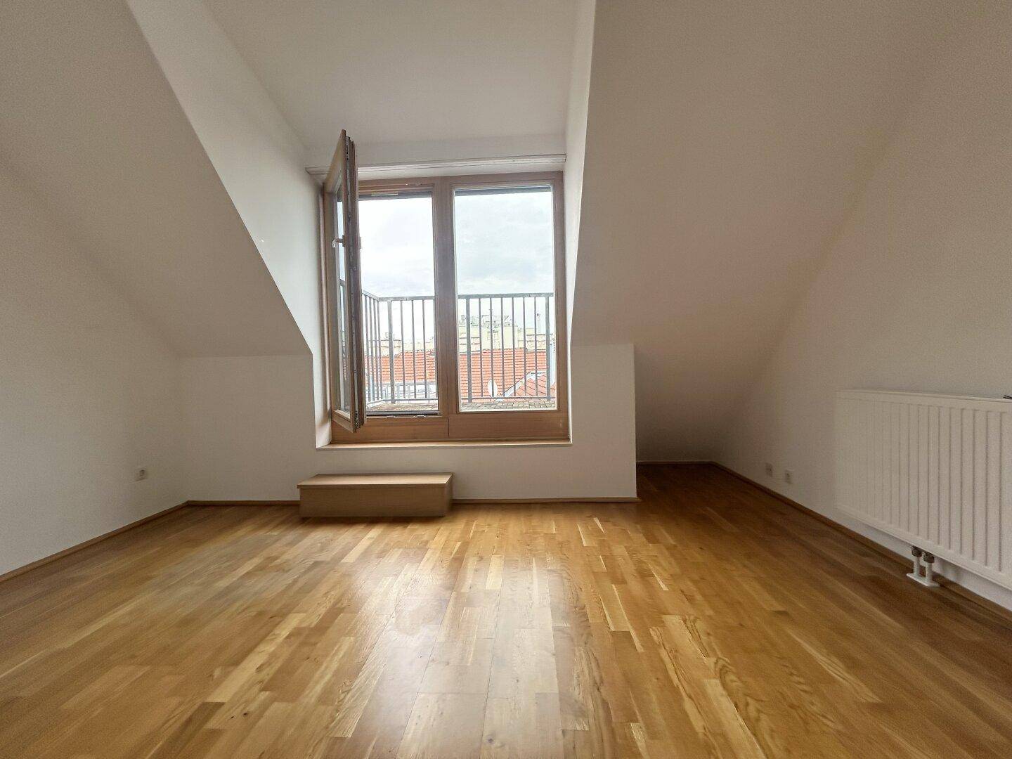 Obere Ebene: Zimmer mit dem Ausgang zum Balkon