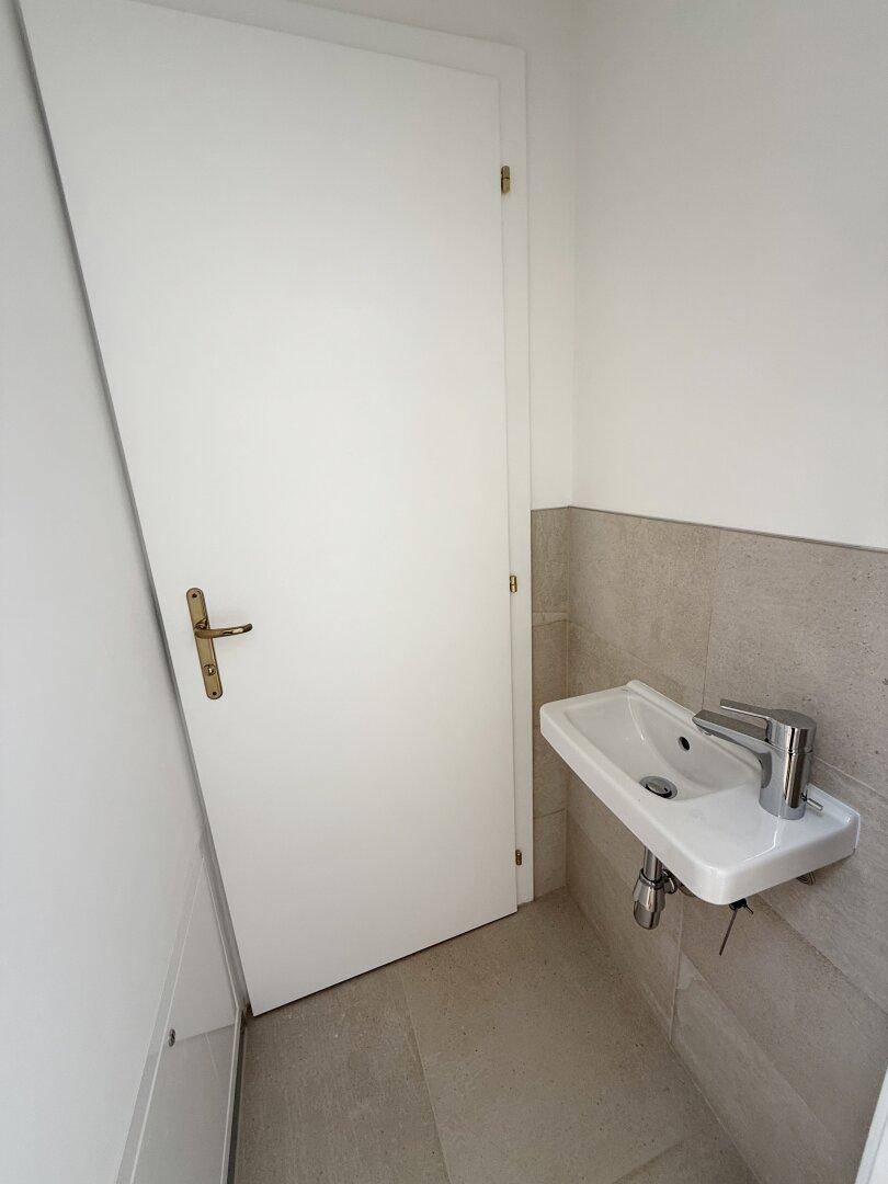 obere Ebene: WC + Waschbecken