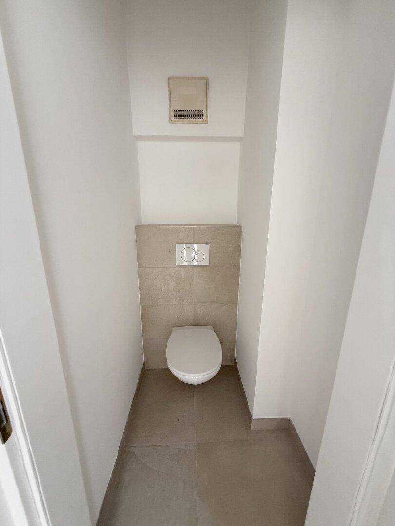 obere Ebene: WC + Waschbecken